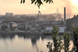 据报道上周塞瓦斯托波尔被乌克兰导弹击中的造船厂冒出浓烟 (路透)