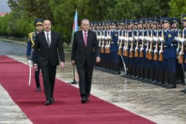 2023年9月25日，土耳其总统雷杰普·塔伊普·埃尔多安（右）在纳希切万受到阿塞拜疆总统伊尔哈姆·阿利耶夫（左）和仪仗队的欢迎 (阿纳多卢通讯社)