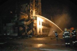 在俄罗斯用导弹袭击乌克兰敖德萨之后，当地的消防人员正在努力扑灭一家酒店的火势 (美联社)