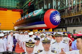 该潜艇在台湾国际造船公司（CSBC Corp）位于高雄的造船厂下水 (美联社)