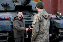 乌克兰总统泽连斯基在英国的一处军事设施会见正在接受挑战者2坦克驾驶训练的乌克兰部队成员（路透）