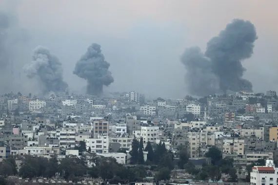 以色列空袭加沙地带后浓烟升起