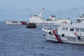 南海紧张局势加剧，中国海警船包围了一艘菲律宾船只 (美联社)