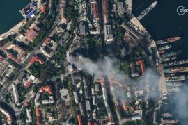卫星图像显示乌克兰袭击后克里米亚的俄罗斯海军总部冒出浓烟 (路透)