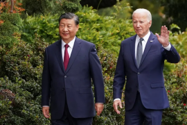 在加利福尼亚州伍德赛德举行的亚太经合组织峰会期间，拜登总统与中国国家主席习近平一起散步时挥手致意（路透）
