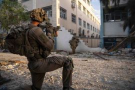 2023年11月29日，以色列与巴勒斯坦伊斯兰组织哈马斯暂时休战期间，以色列士兵在加沙地带执行任务 (路透)