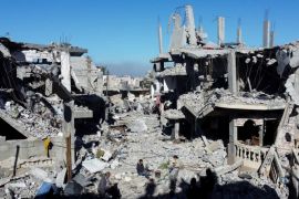 2023年11月29日，在以色列和哈马斯休战期间，巴勒斯坦人在加沙地带南部汗尤尼斯难民营内被以色列袭击摧毁的房屋旁边做饭 (路透社)