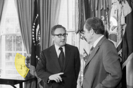 亨利&middot;基辛格（左）在其1973 年获得诺贝尔和平奖后与尼克松站在一起（盖帝图像）