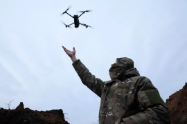 2022 年 11 月 25 日，一名乌克兰士兵在乌克兰东部巴赫穆特附近测试一架无人机（路透）