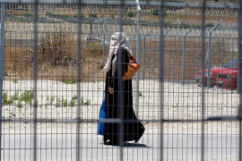 2009 年，一名巴勒斯坦妇女通过约旦河西岸城市纳布卢斯附近的胡瓦拉检查站（路透）