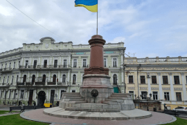 乌克兰敖德萨市中心的俄罗斯女皇凯瑟琳大帝雕像被乌克兰国旗取代（半岛电视台）