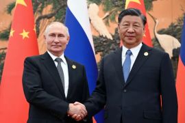 2023年10月18日，中俄两国领导人在北京举行的&ldquo;一带一路&rdquo;论坛上握手 (路透社)