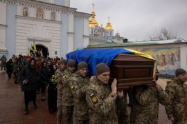 2024年1月11日，在基辅圣迈克尔修道院举行的葬礼上，士兵们抬着乌克兰诗人兼军人马克西姆&middot;克里夫佐夫的灵柩&mdash;&mdash;他在对抗俄罗斯的军事行动中丧生 (路透社)