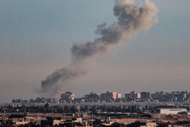 一张从加沙地带南部拉法拍摄的照片显示，2月4日以色列轰炸后汗尤尼斯的建筑物上空升起浓烟 (AFP)