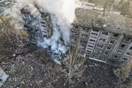 2024年2 月14日，乌克兰警方发布的照片显示在顿涅茨克地区谢利多夫遭到俄罗斯的导弹袭击后，救援人员正在扑灭一栋住宅楼燃起的大火 (法国媒体)