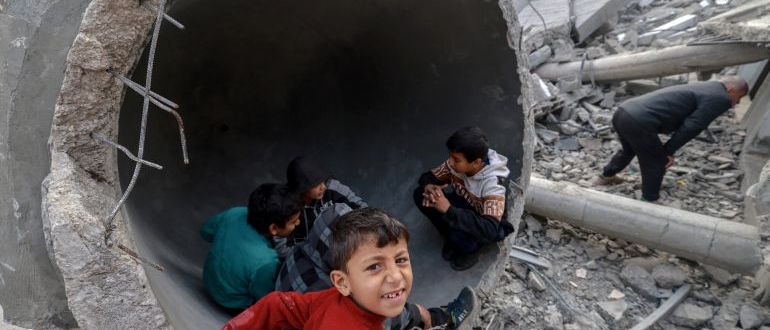 孩子们在拉法阿尔法鲁克清真寺倒塌的圆顶之一玩耍