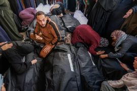 巴勒斯坦人对在以色列连夜空袭拉法难民营中丧生的亲属的尸体表示哀悼
