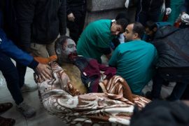 在以色列轰炸加沙地带中受伤的巴勒斯坦人被送往拉法的纳贾尔医院 (美联社)