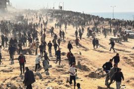 巴勒斯坦人在加沙市的海滨等待人道主义援助 (美联社)
