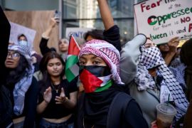 2023年10月12日，美国纽约亨特学院的学生在校园入口处举行亲巴勒斯坦的示威期间高喊口号并举起标语 (盖帝图像)