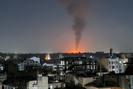 2024 年 2 月 25 日，美国领导的空袭也门萨那后，天空升起浓烟（路透）