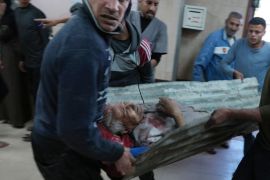 在以色列轰炸加沙地带中受伤的巴勒斯坦人被送往代尔巴拉赫的阿克萨烈士医院