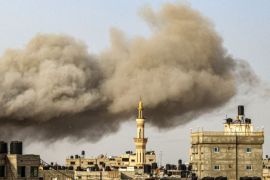 2024 年 3 月 27 日以色列轰炸后，加沙地带南部拉法上空浓烟滚滚