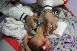3月2日，在加沙拜特拉希亚的卡迈勒&middot;阿德万医院，医务人员试图治疗一名因营养不良和脱水而住院的婴儿