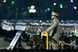 内比都武装部队日阅兵首次在夜间举行 (AFP)