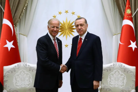 2016 年土耳其政变失败后，埃尔多安（右）与拜登会面（美联社）