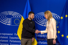 乌克兰总统泽连斯基与欧洲议会议长萝伯塔&middot;梅措拉握手（盖蒂图像）