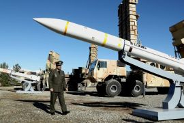 举行的揭幕仪式上走近一枚伊朗导弹 (路透)