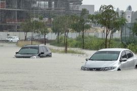 迪拜暴雨期间街道被淹 (路透)