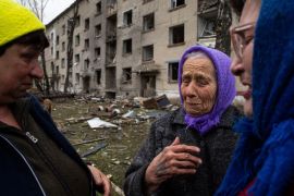 俄罗斯导弹袭击后，一名乌克兰妇女在向邻居告别时哭泣 (美联社)
